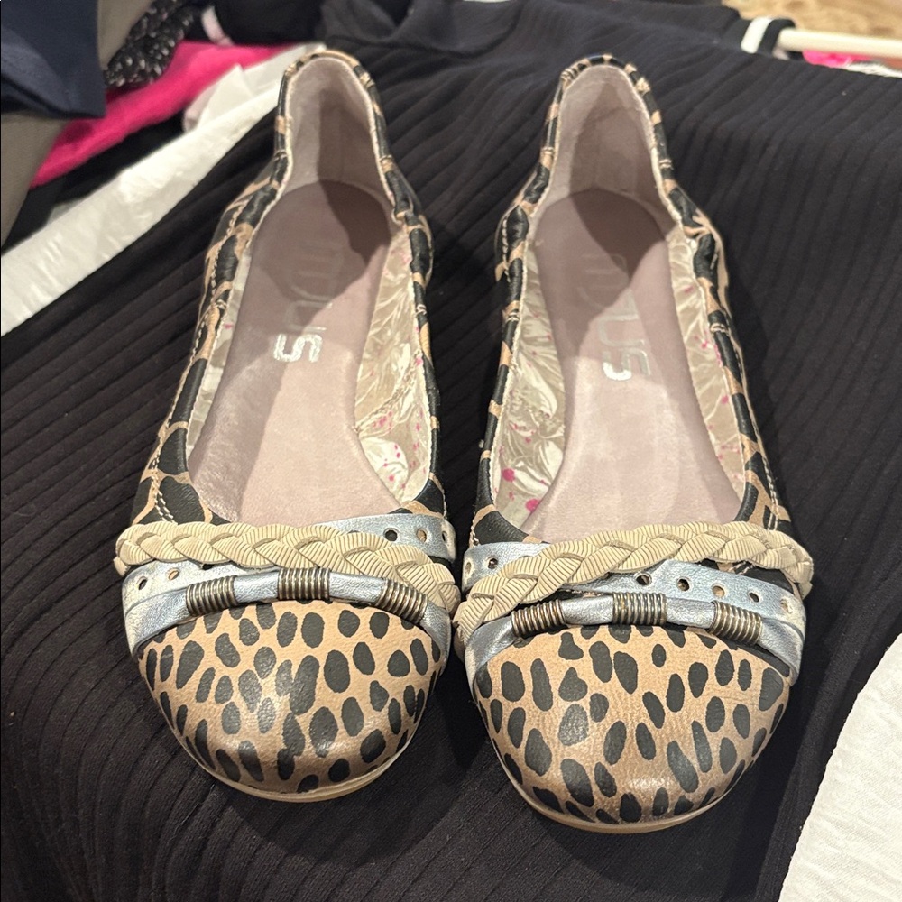 Stylish Animal Print Flats with Bow Accents